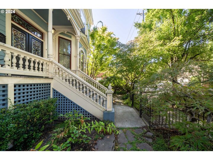 Property Photo: 726 NW 22nd Ave OR 97210