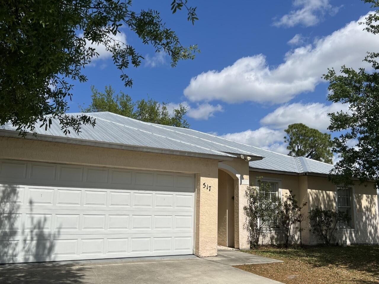Property Photo:  517 SW Fairway Avenue  FL 34983 