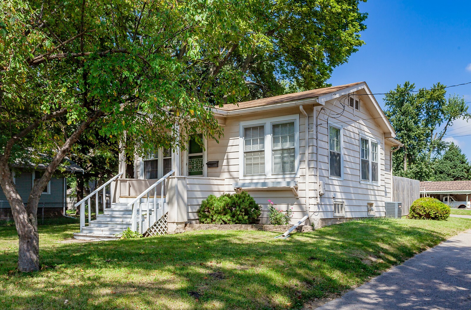 Property Photo:  817 Douglas Avenue  IA 50313 