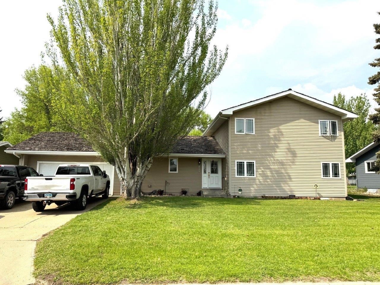 Property Photo: 1212 19th Ave SW ND 58701