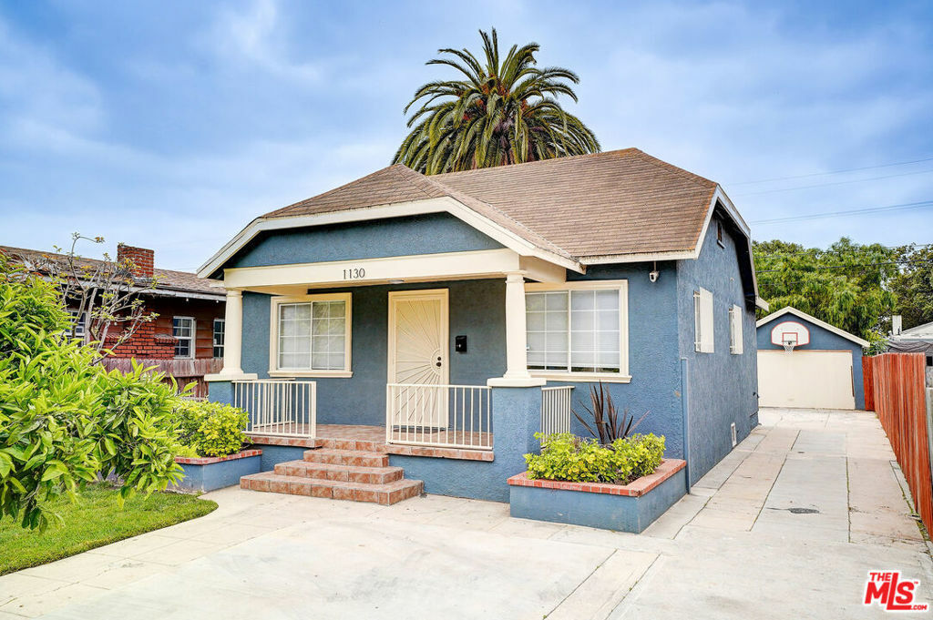 Property Photo:  1130 W 69th Street  CA 90044 