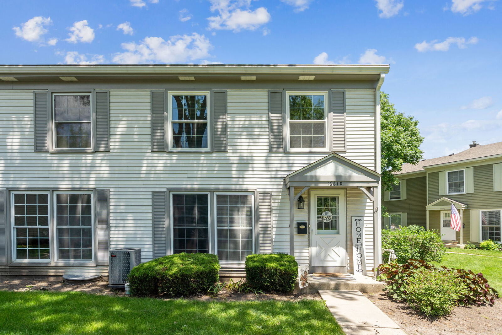 Property Photo: 1661 Farragut Court D IL 60189