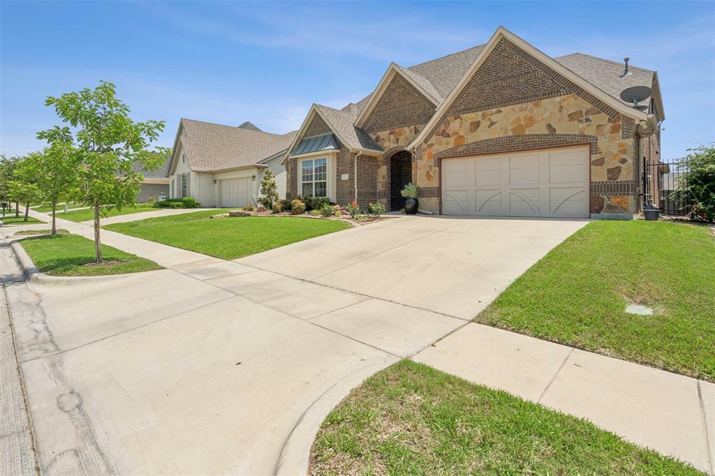 Property Photo:  332 Parkview Drive  TX 76008 