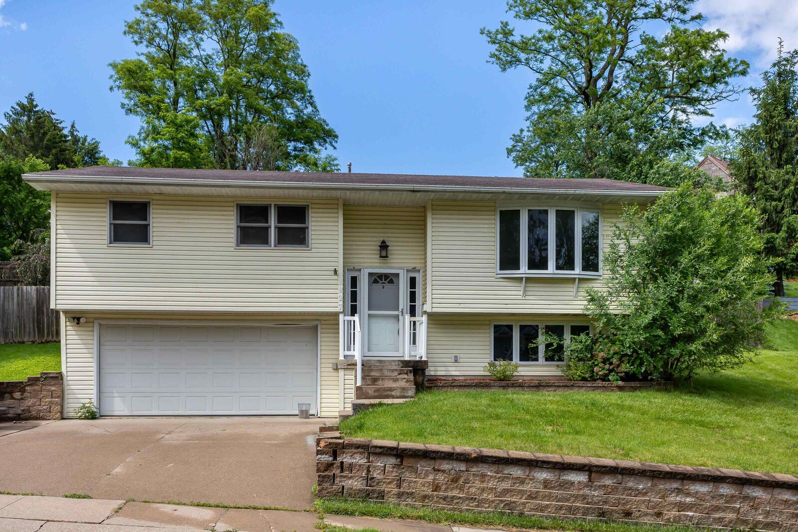 Property Photo:  1927 Amelia Drive  IA 52001 
