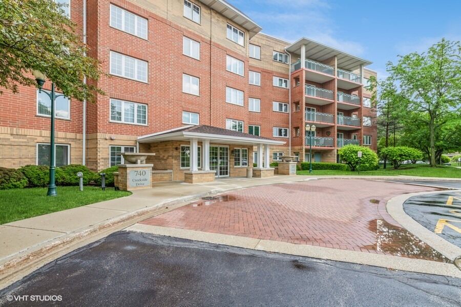 Property Photo: 740 Creekside Drive 101 IL 60056