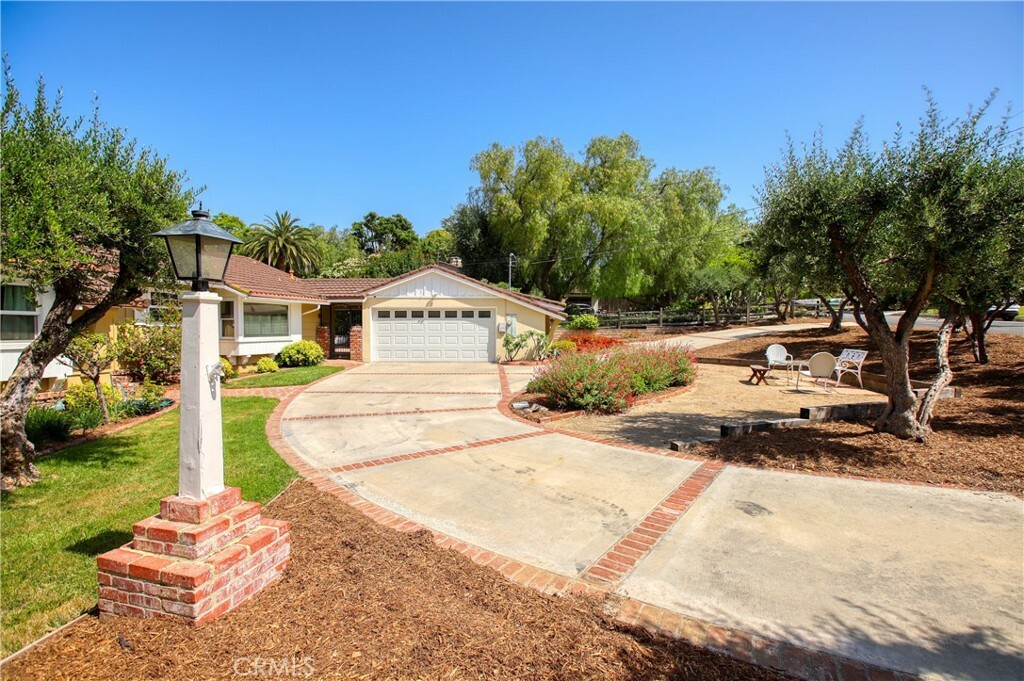 Property Photo:  4744 Vista De Oro Avenue  CA 91364 