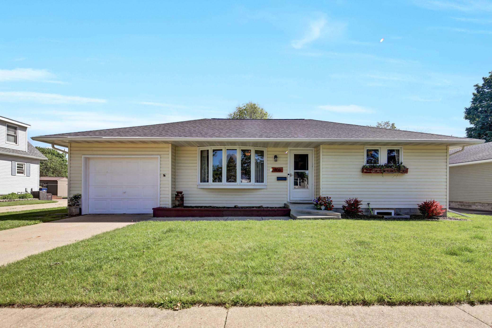 Property Photo: 406 N 6th Street MN 55041