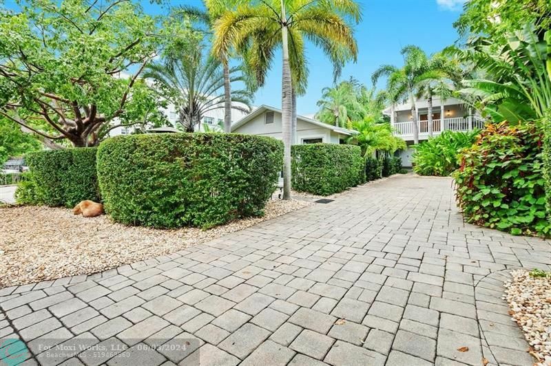 Property Photo:  619 NE 13th Ave  FL 33304 