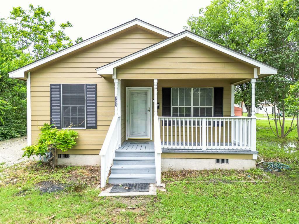 Property Photo:  704 E 15th Avenue  TX 75110 