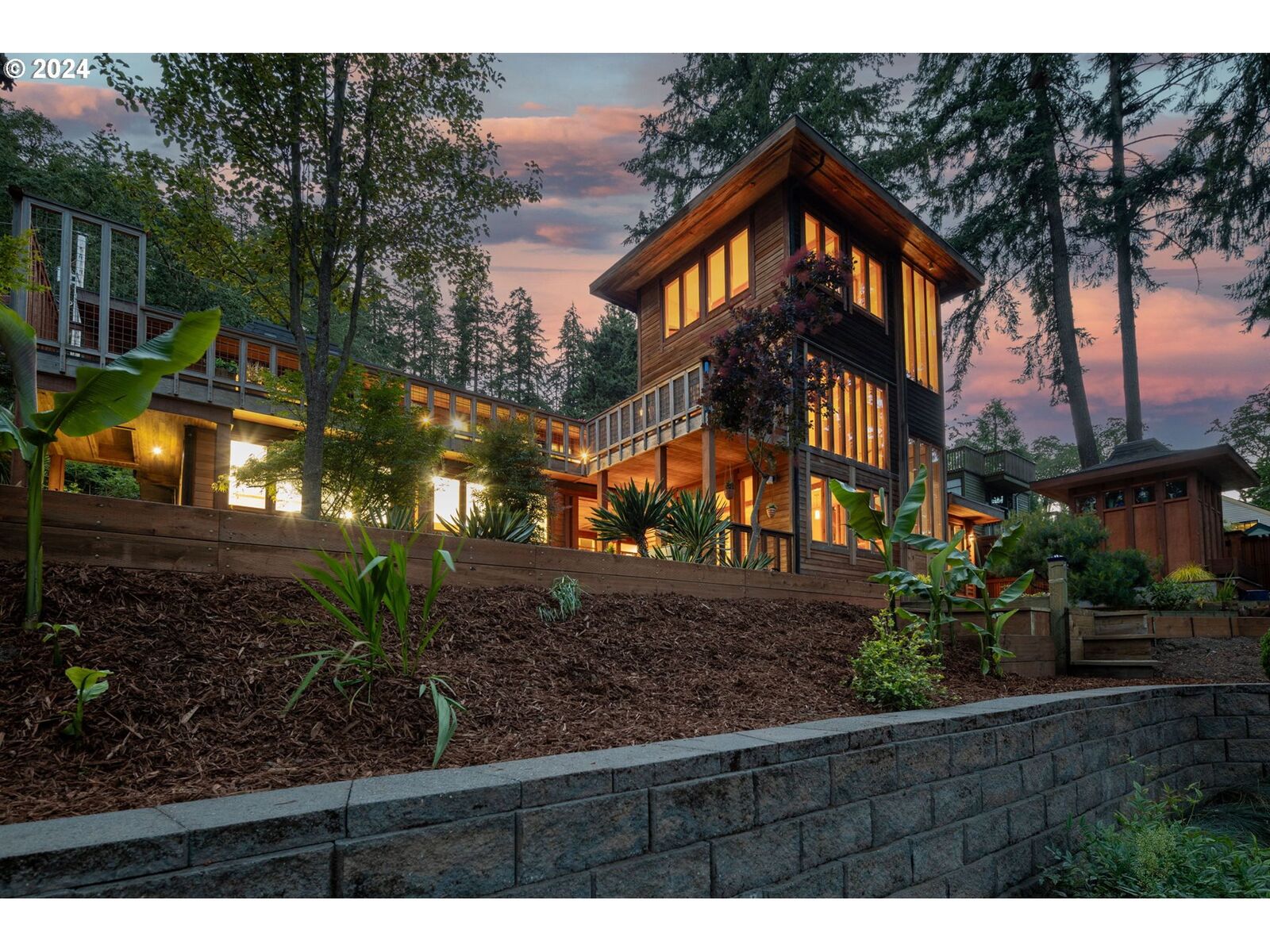 Property Photo:  2275 Floral Hill Dr  OR 97403