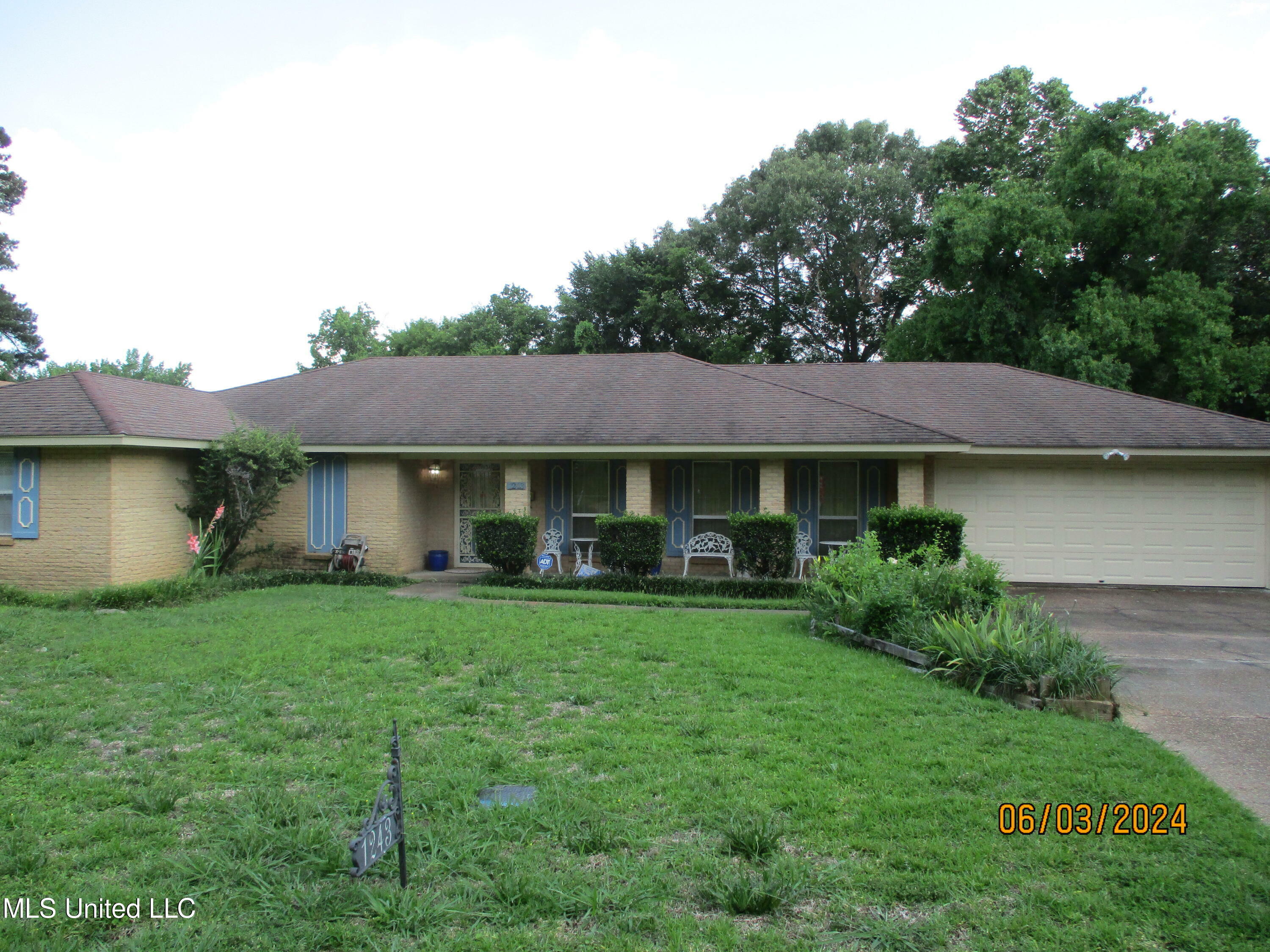 Property Photo:  1243 Ferncrest Drive  MS 39211 