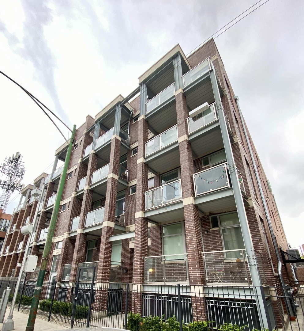 Property Photo: 2450 N Clybourn Avenue 2 IL 60614