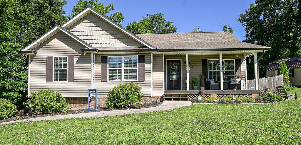 Property Photo:  337 Oakwood Cir  TN 37312 