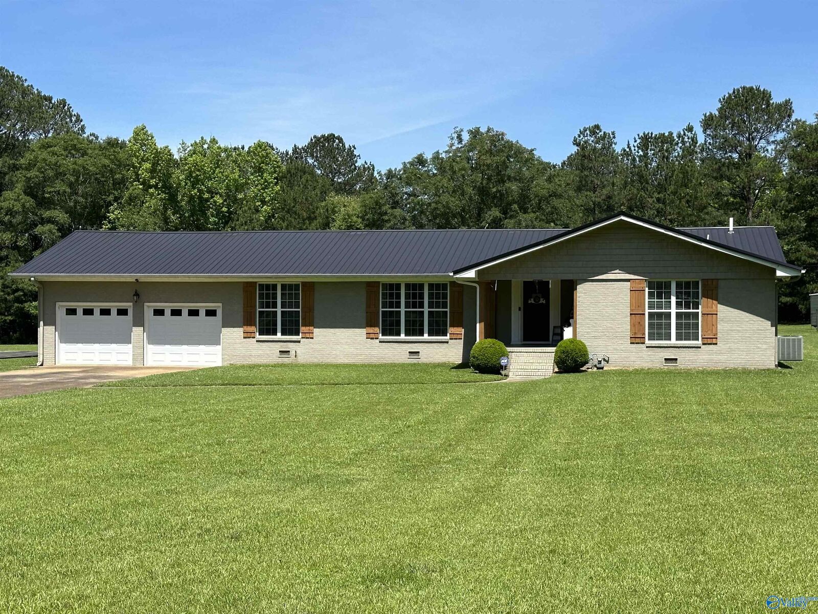 Property Photo:  1303 Pineview Avenue  AL 35905 