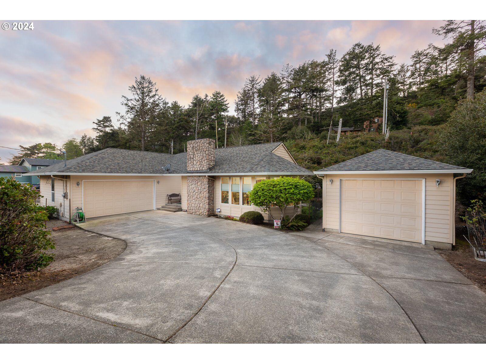 Property Photo:  32650 Circle Dr  OR 97135 