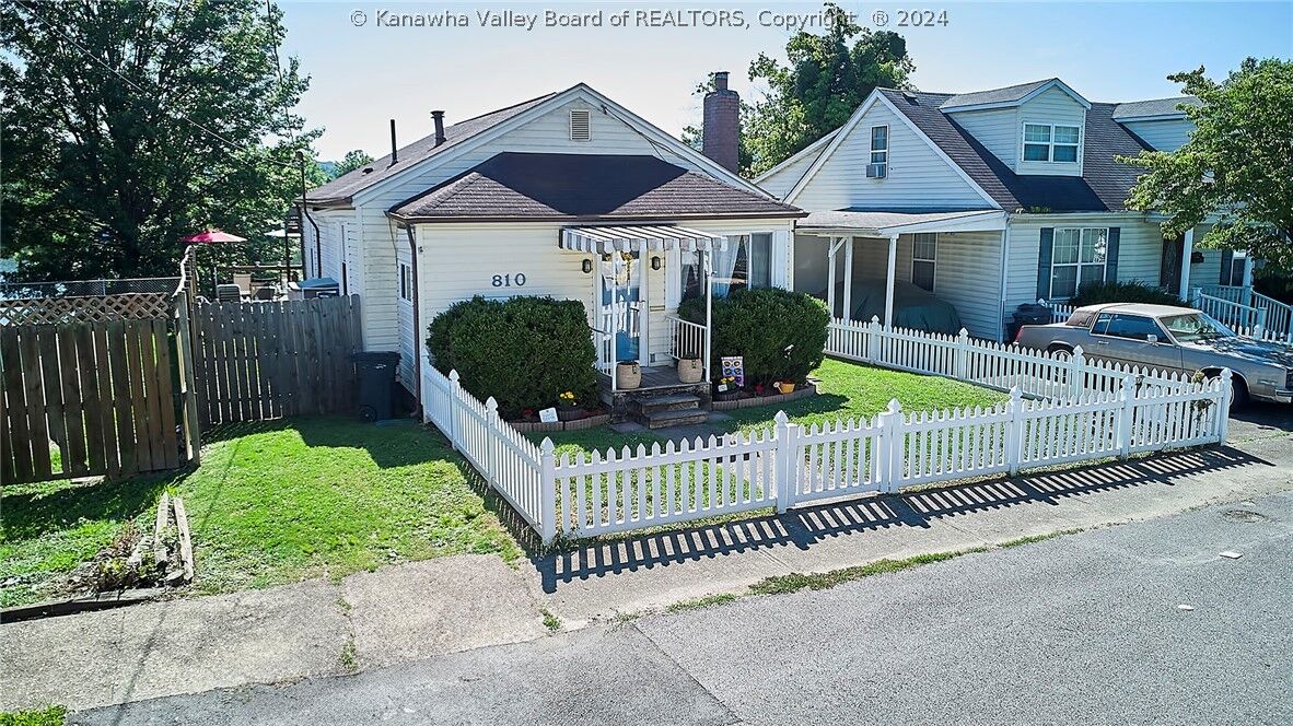 Property Photo: 810 Kanawha Avenue WV 25143