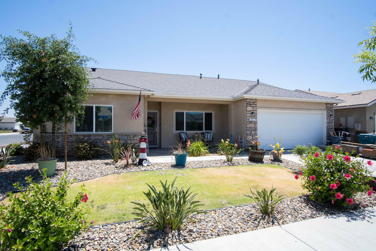 Property Photo:  627 Willow Oak Avenue  CA 93257 