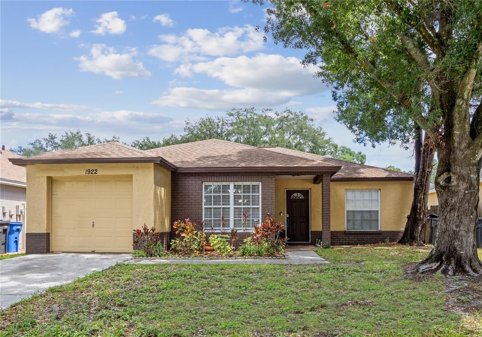 Property Photo: 1922 Dartford Court FL 33594
