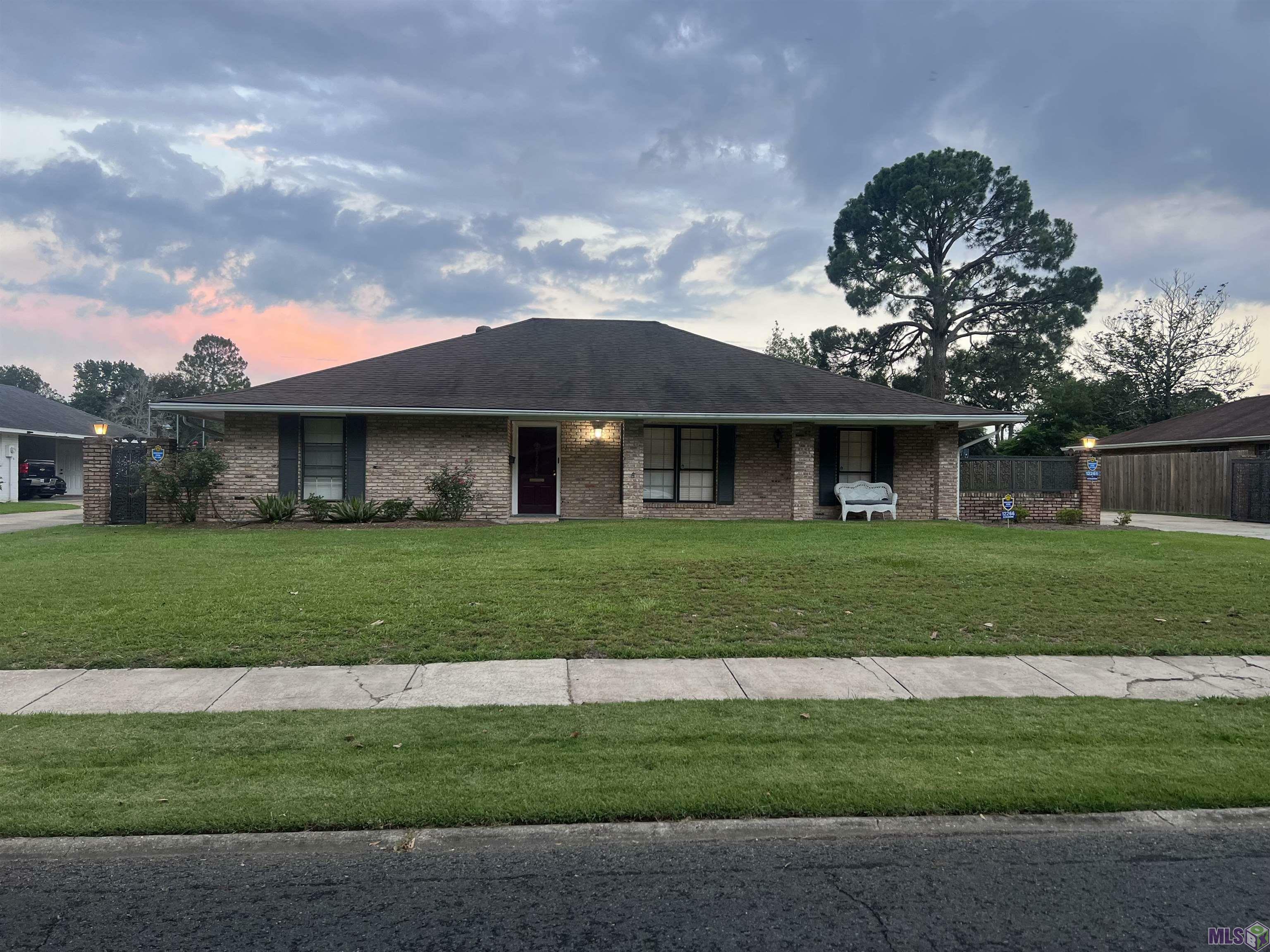 Property Photo: 12266 Fairhaven Dr LA 70815