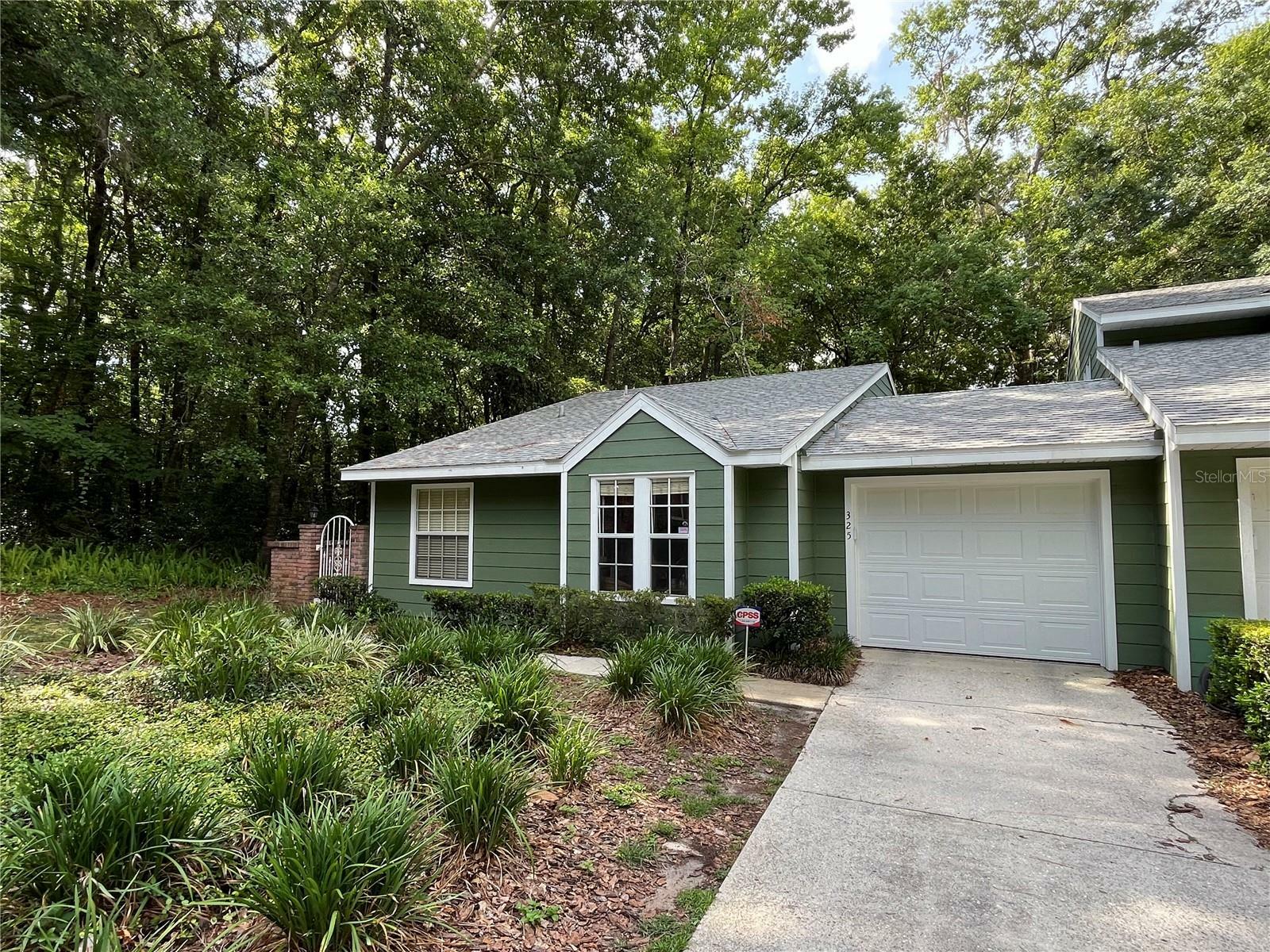 Property Photo: 325 NW 48th Boulevard FL 32607