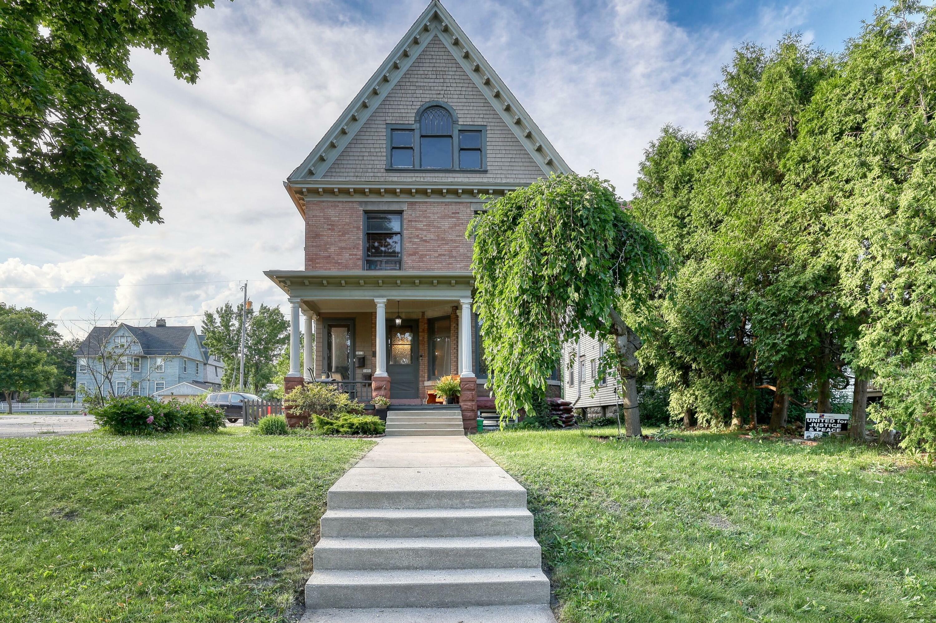 Property Photo:  3008 W Kilbourn Ave  WI 53208 