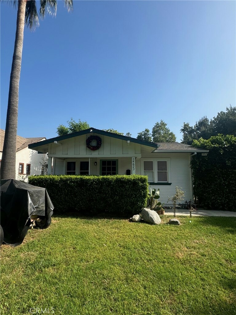 Property Photo:  14623 Haynes Street  CA 91411 