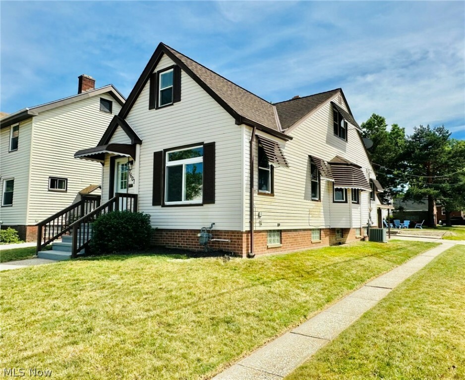 Property Photo:  7607 Ridgefield Avenue  OH 44129 