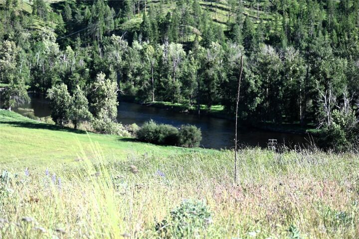 Property Photo:  6 Loretta Ln  WA 99118 