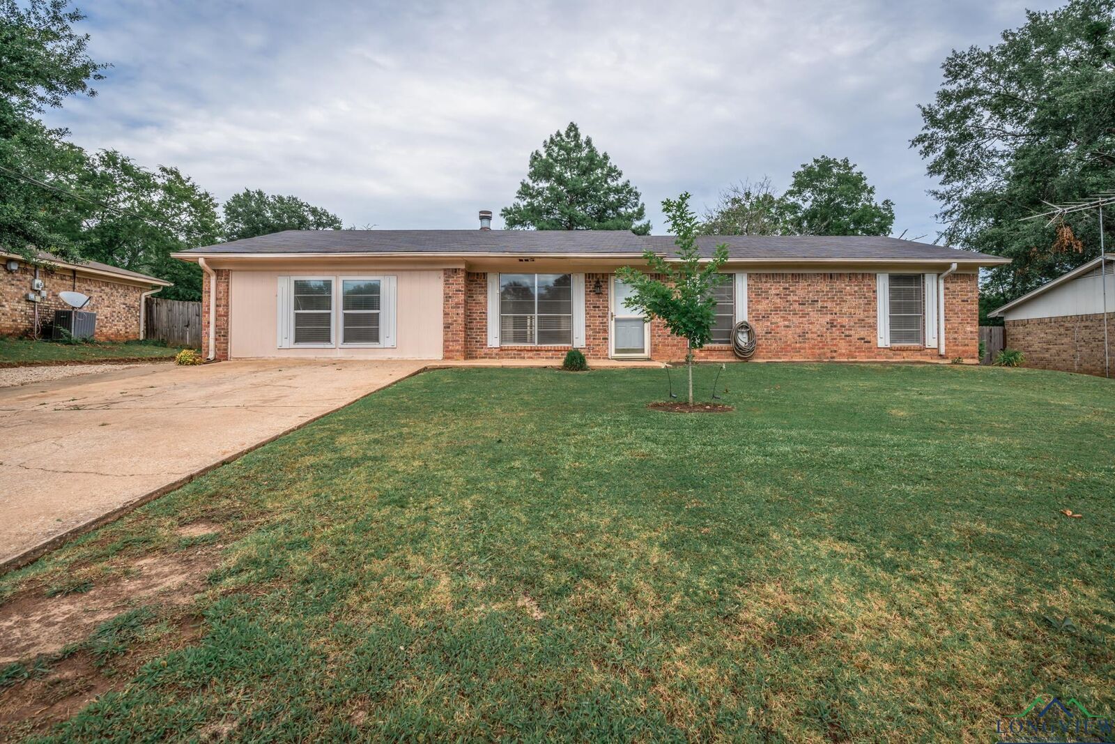 Property Photo: 305 Dalee Dr TX 75650