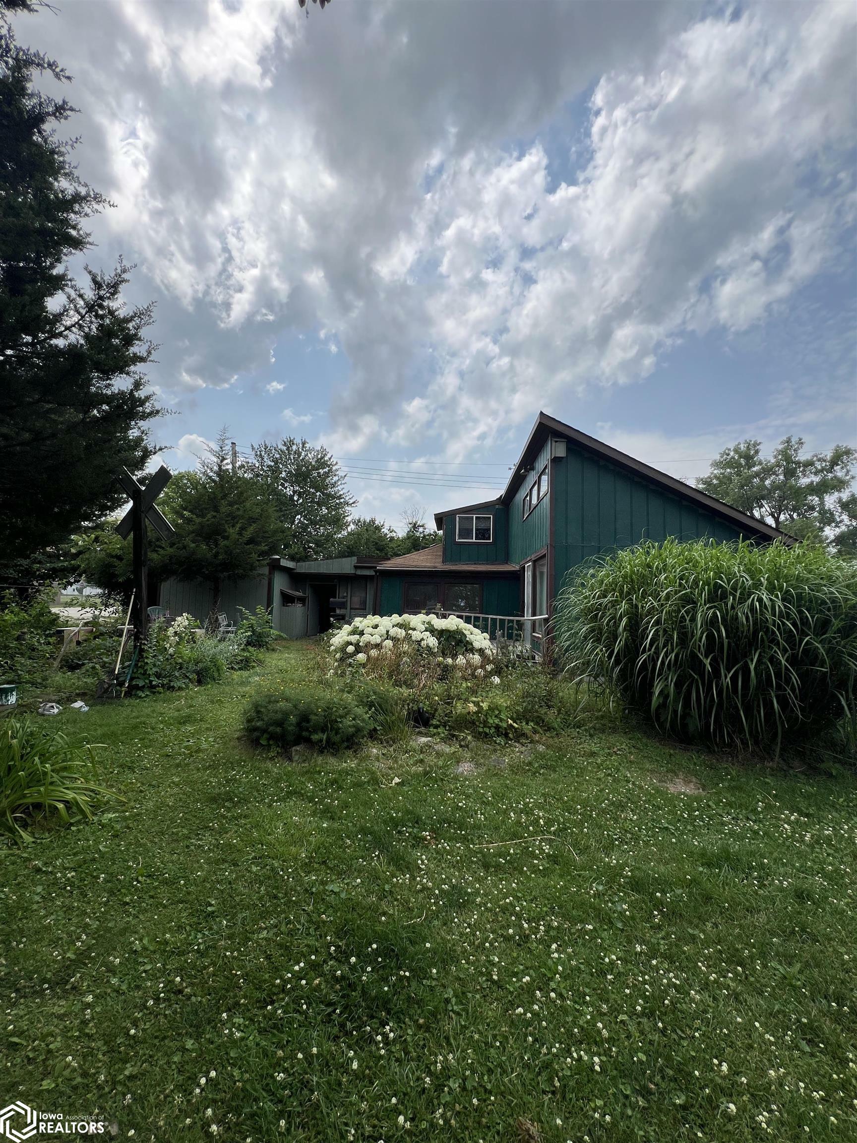 Property Photo:  915 Melrose Court  IA 52601 