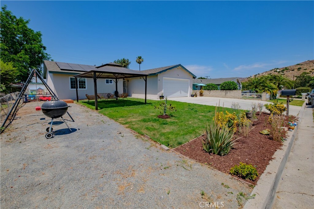 Property Photo:  821 La Quinta Way  CA 92860 