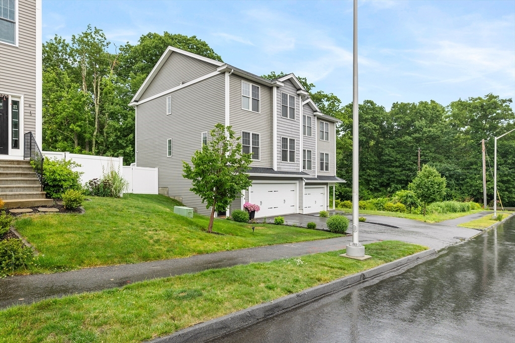 Property Photo:  4 Burncoat Heights  MA 01606 