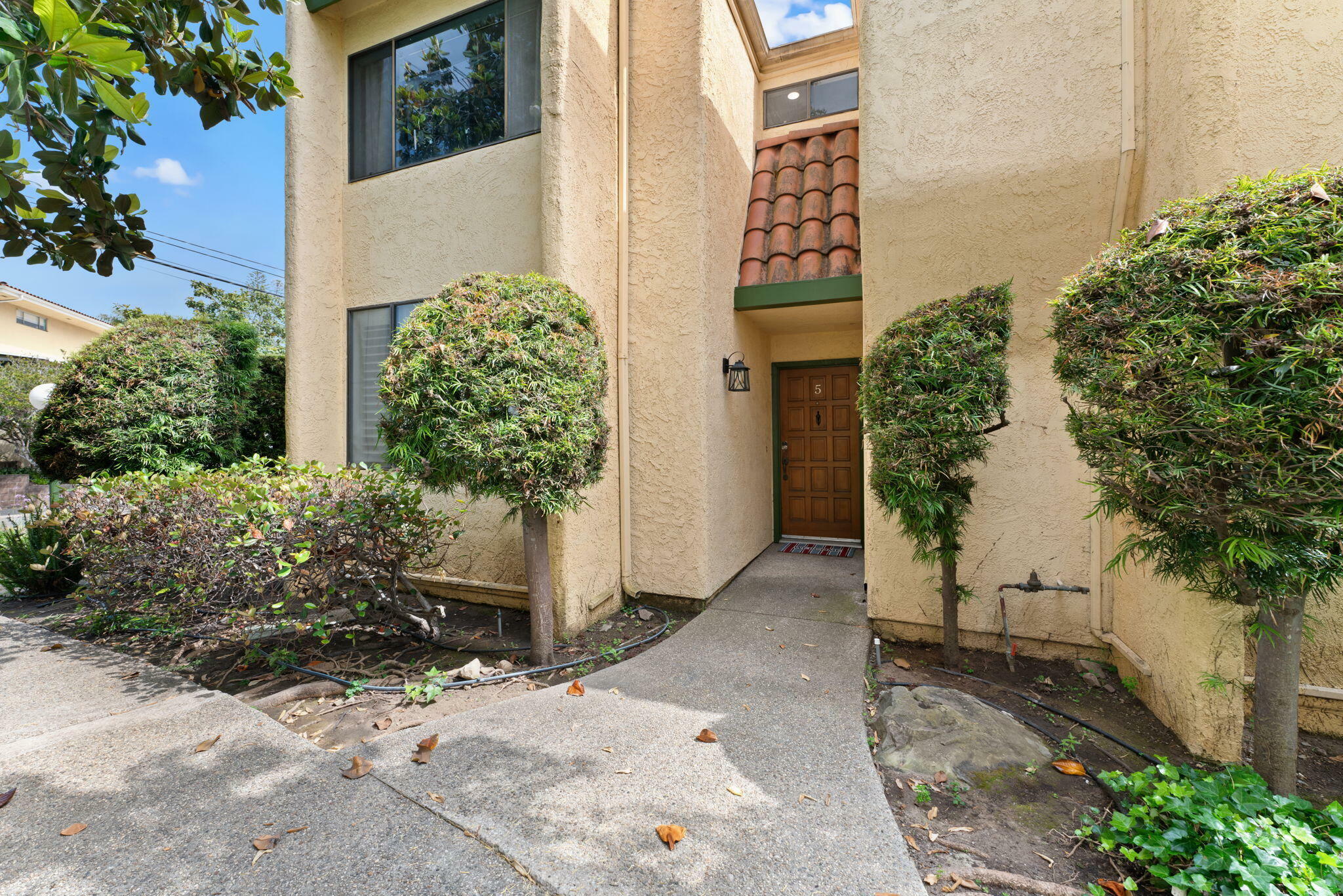 Property Photo:  132 W Alamar Avenue 5  CA 93105 