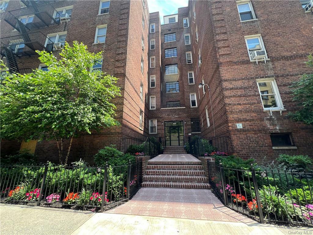 Property Photo:  2080 Barnes Avenue 5D  NY 10462 