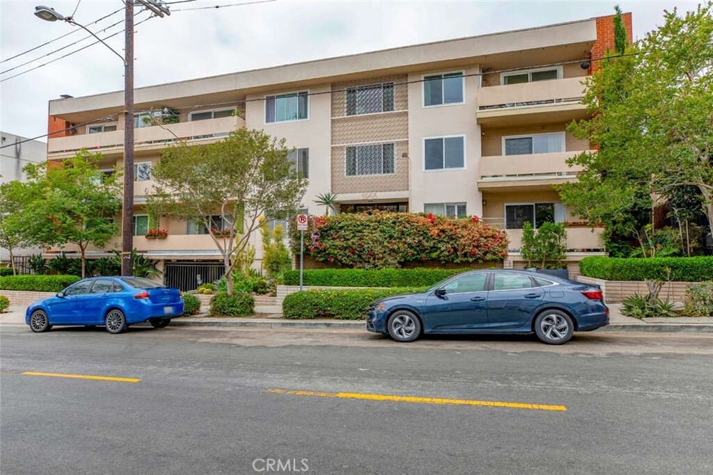 Property Photo:  1955 Tamarind Avenue 10  CA 90068 