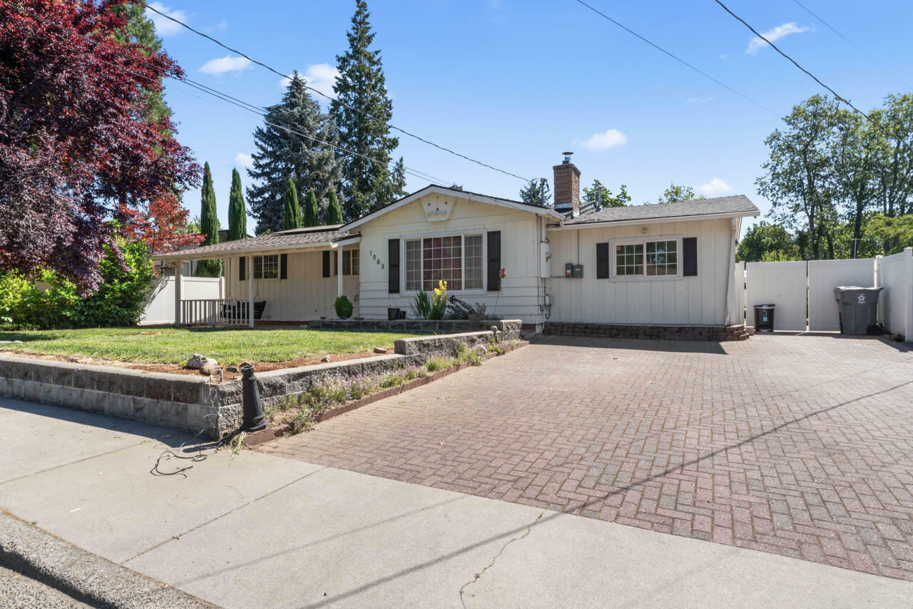 Property Photo:  1065 SE Clarey Avenue  OR 97526 