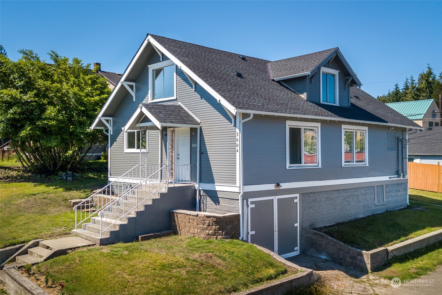 Property Photo:  3604 Hoyt Avenue  WA 98201 