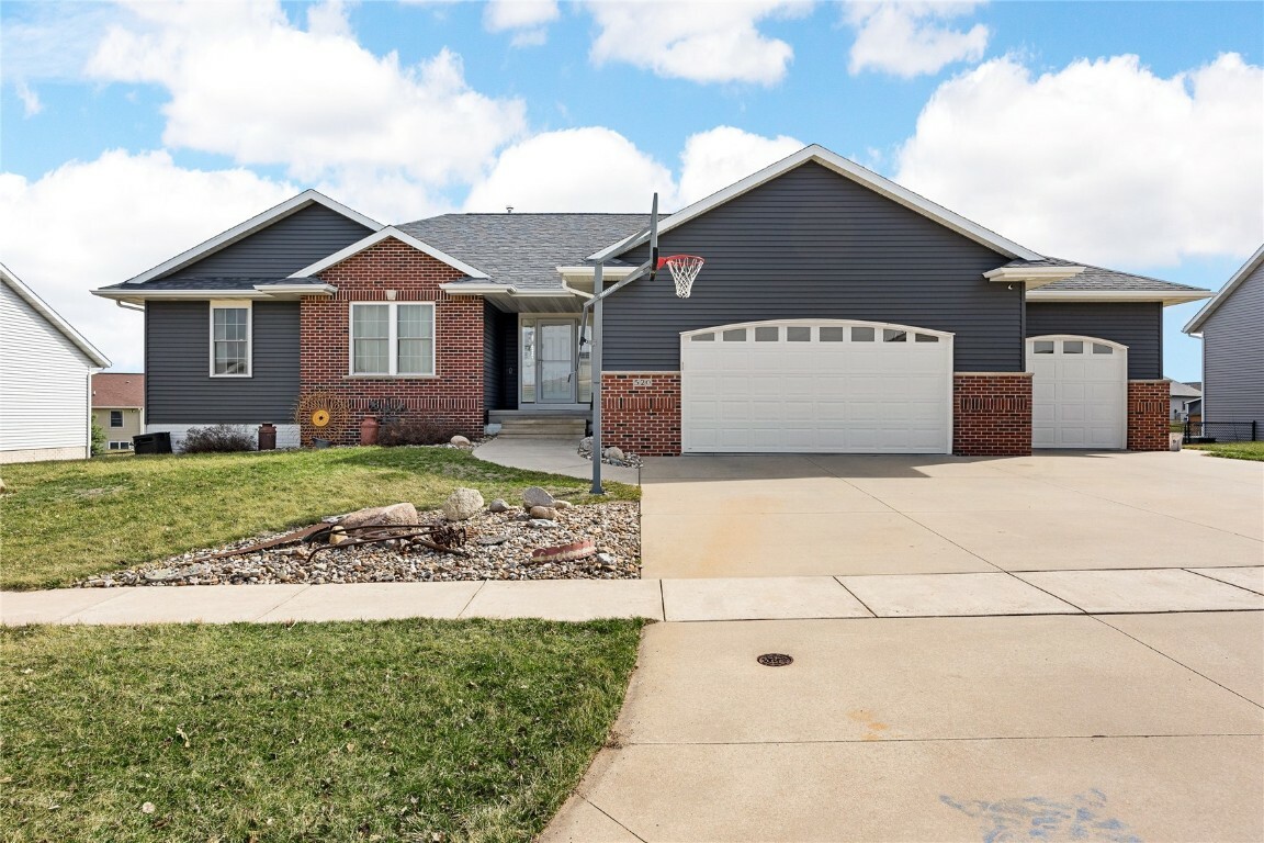 Property Photo: 520 Ridgeview Drive IA 52206