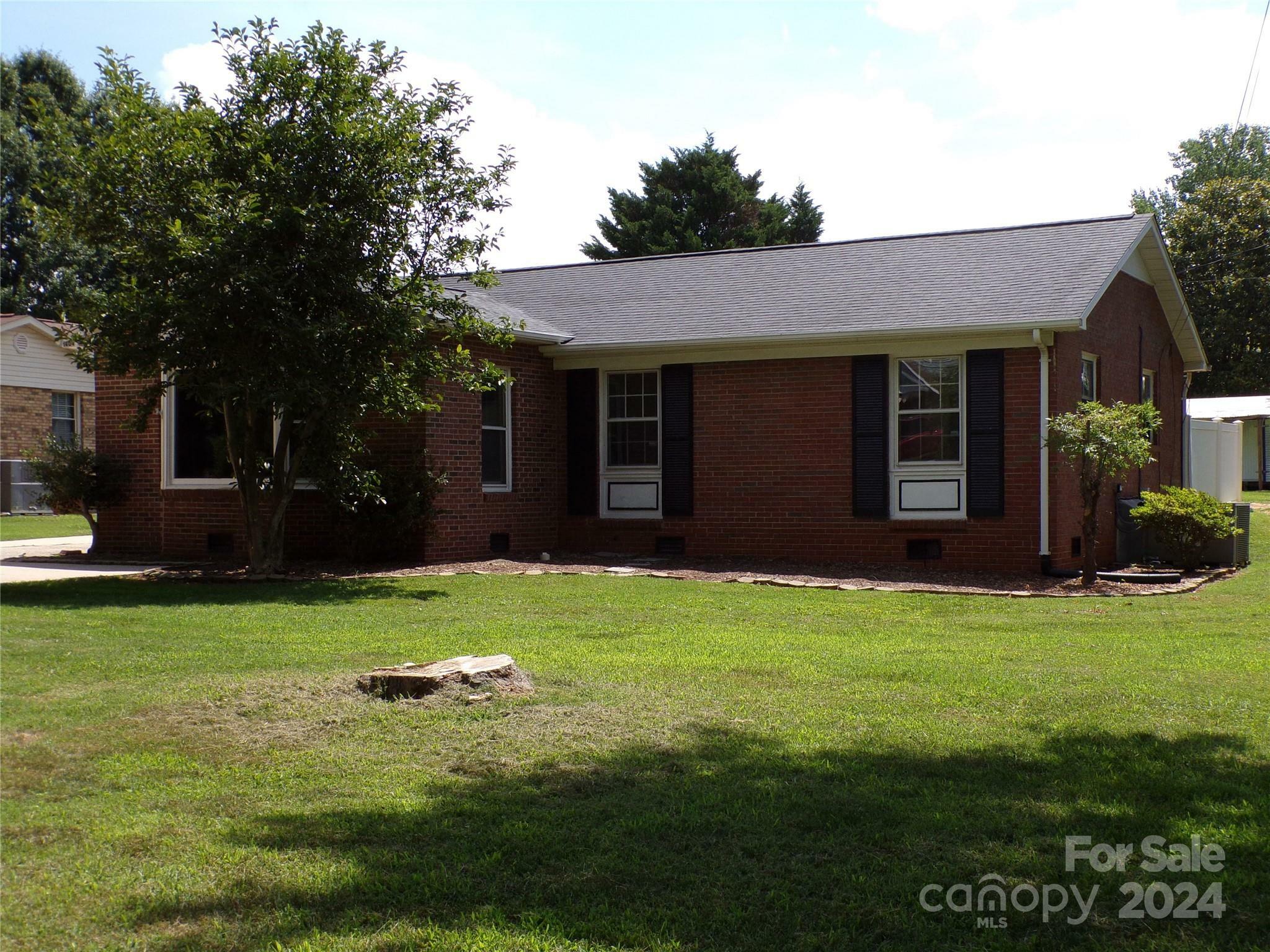 Property Photo:  1404 County Home Road 58  NC 28613 