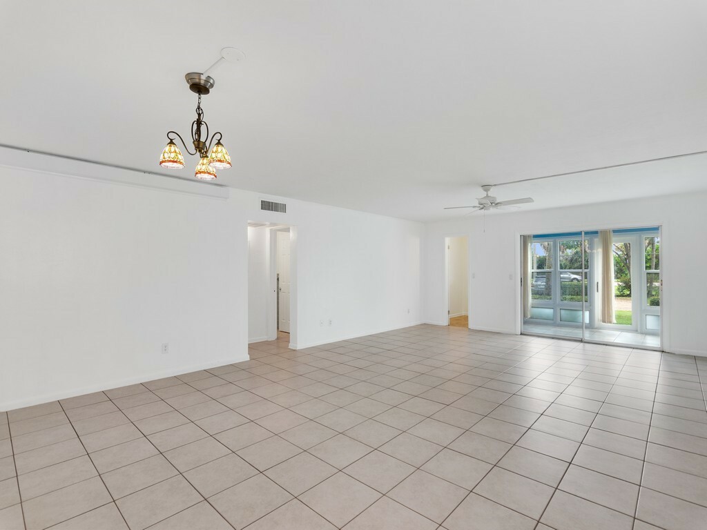 Property Photo:  2333 Indian River Boulevard 101  FL 32960 