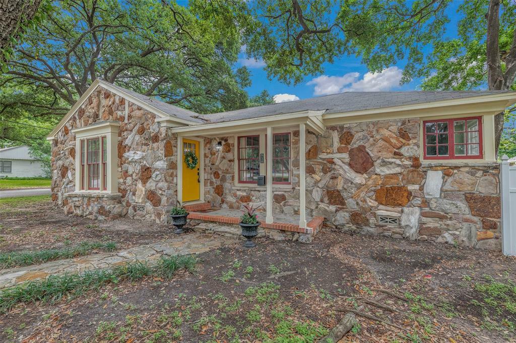 Property Photo:  818 E McAlpine St  TX 77868 