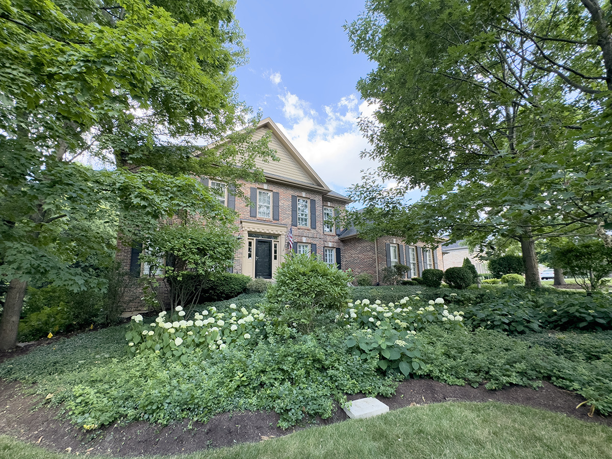Property Photo: 22 Aintree Road IL 60174