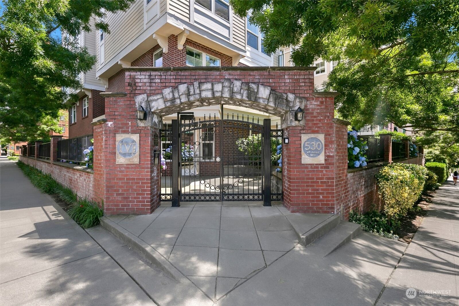 Property Photo:  530 4th Avenue W 301  WA 98119 