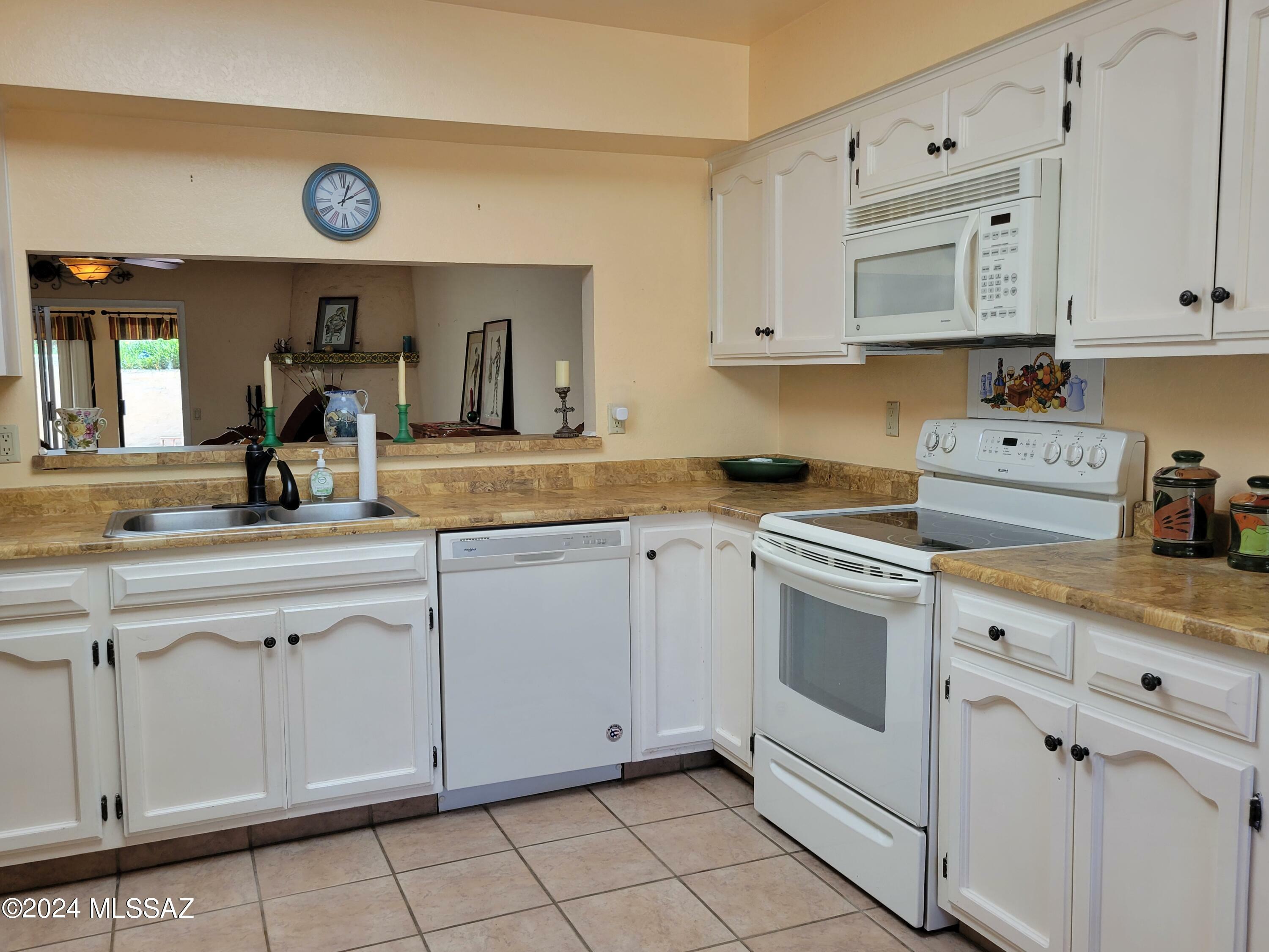 Property Photo:  933 W Calle Del Regalo  AZ 85614 