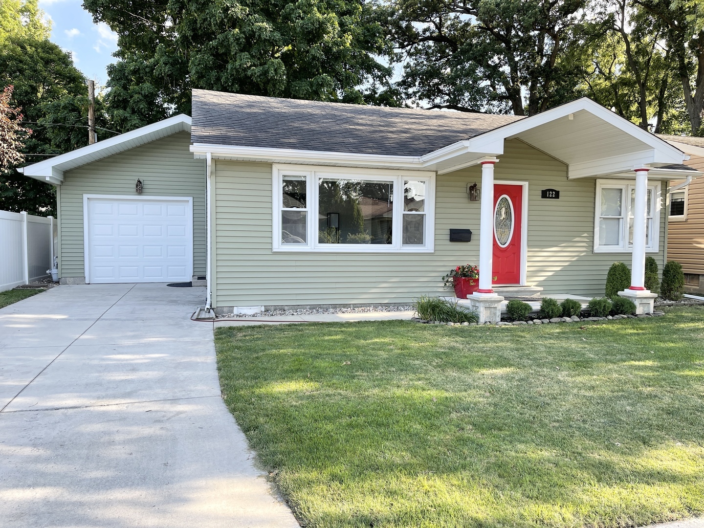 Property Photo:  122 W Ray Street  IL 60914 