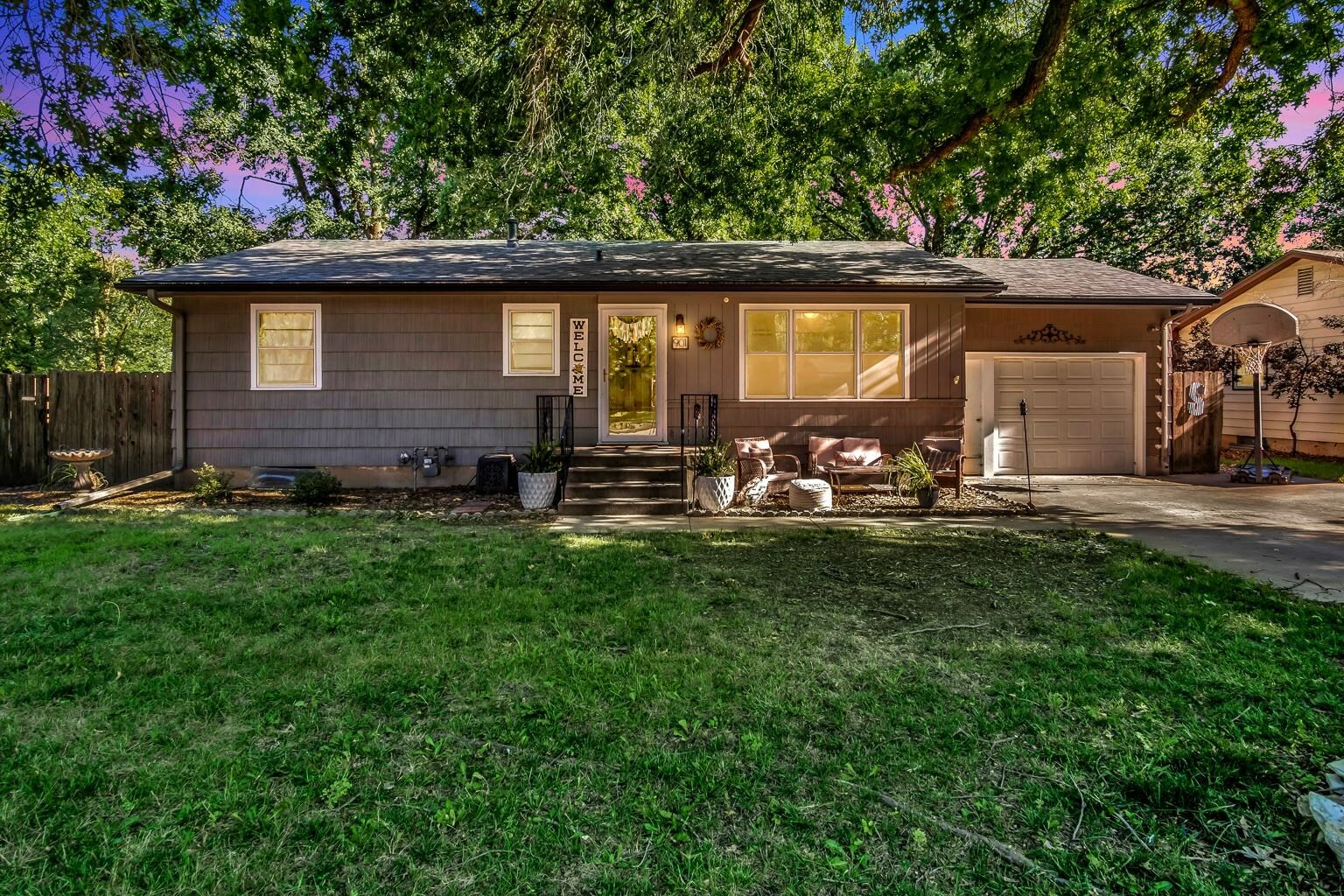 Property Photo:  901 W 5th St  KS 67114 