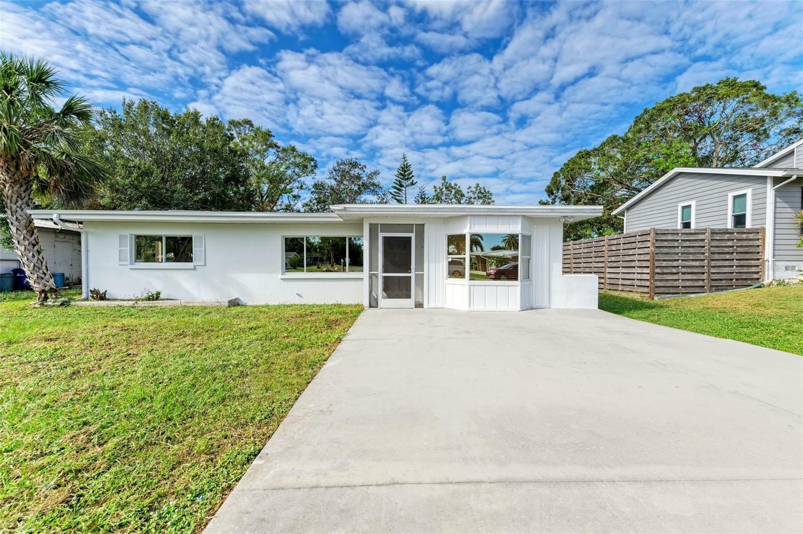 Property Photo: 818 Padgett Avenue FL 34237