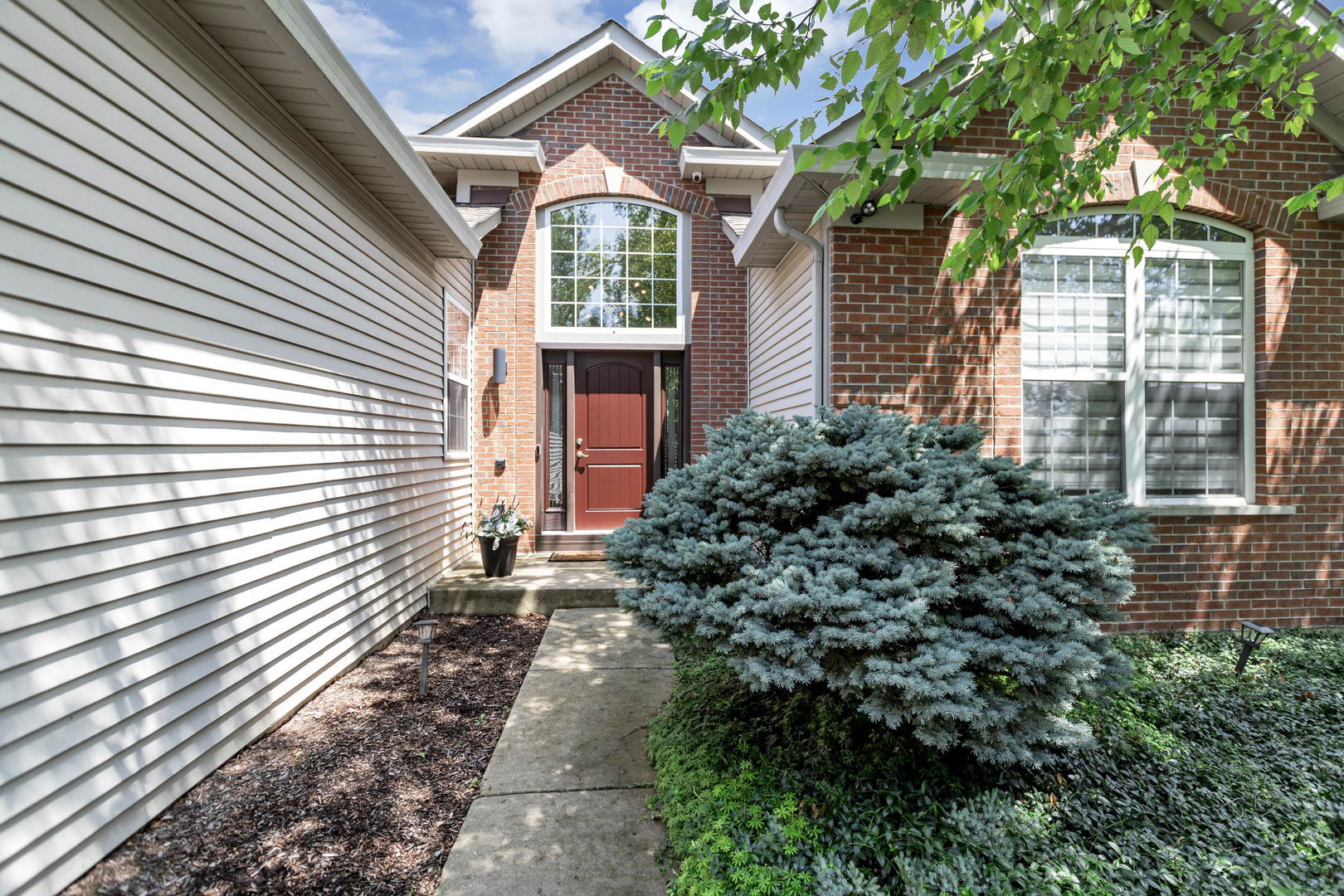 Property Photo:  1650 Foster Circle  IL 60102 