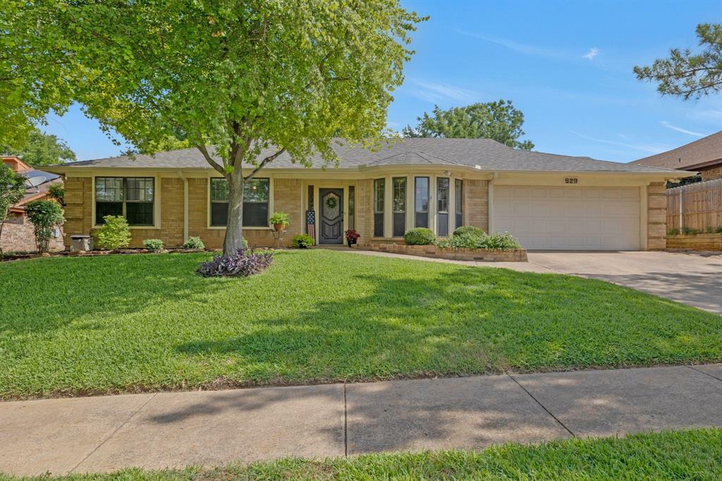 Property Photo: 929 Clear View Drive TX 76021