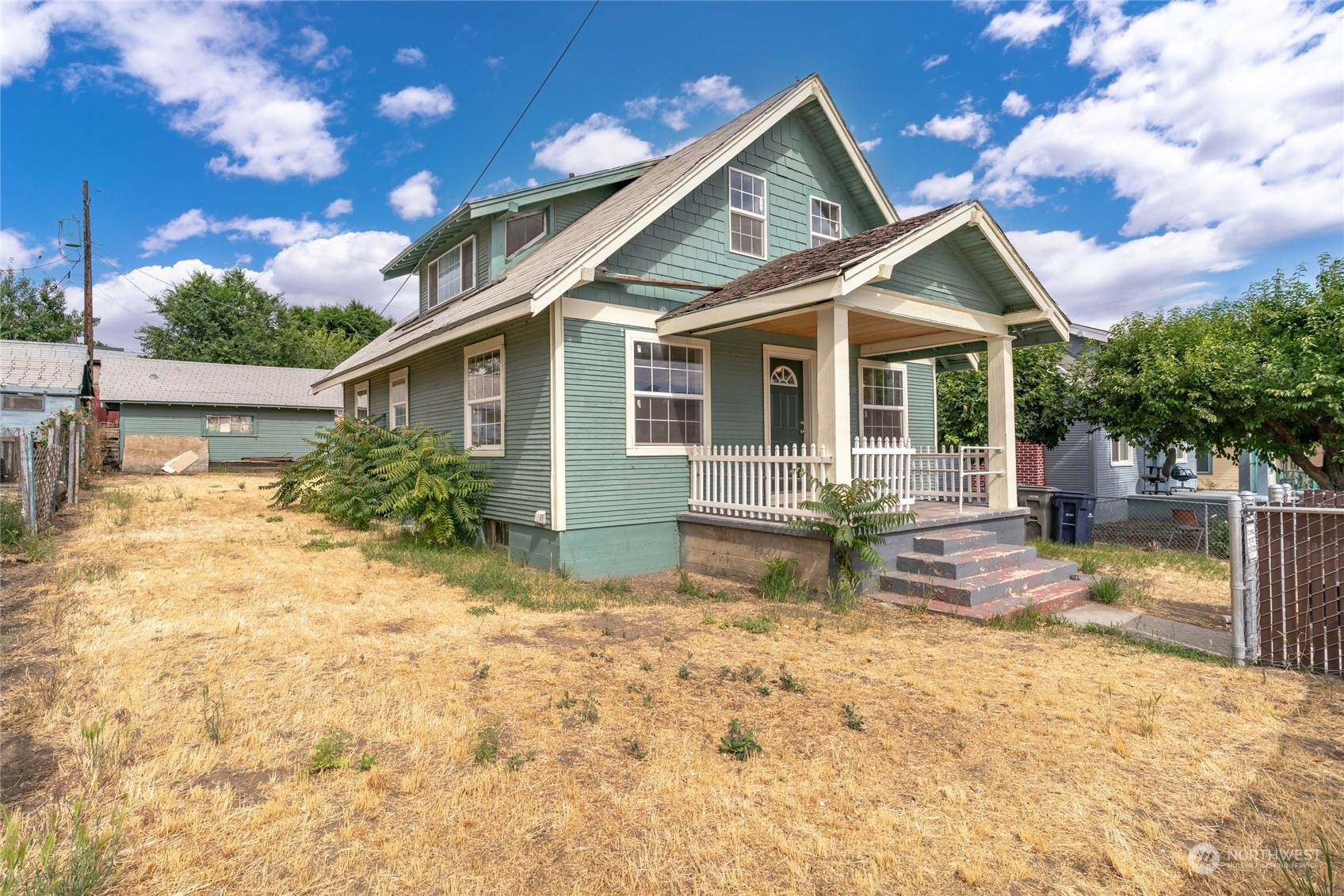 Property Photo:  1380 S Wenatchee Avenue  WA 98801 